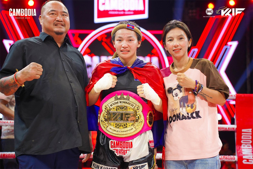 Eh Pouthong and his wife pose with their daughter Yanut after a world championship win in the past. Eh Yanut