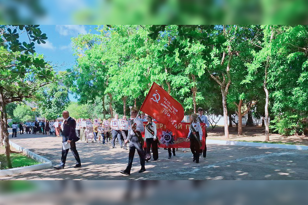 The traditional ceremony features the march of the ‘Immortal Regiment’, in which Russians bear portraits of their ancestors from the Second World War. Phak Seangly