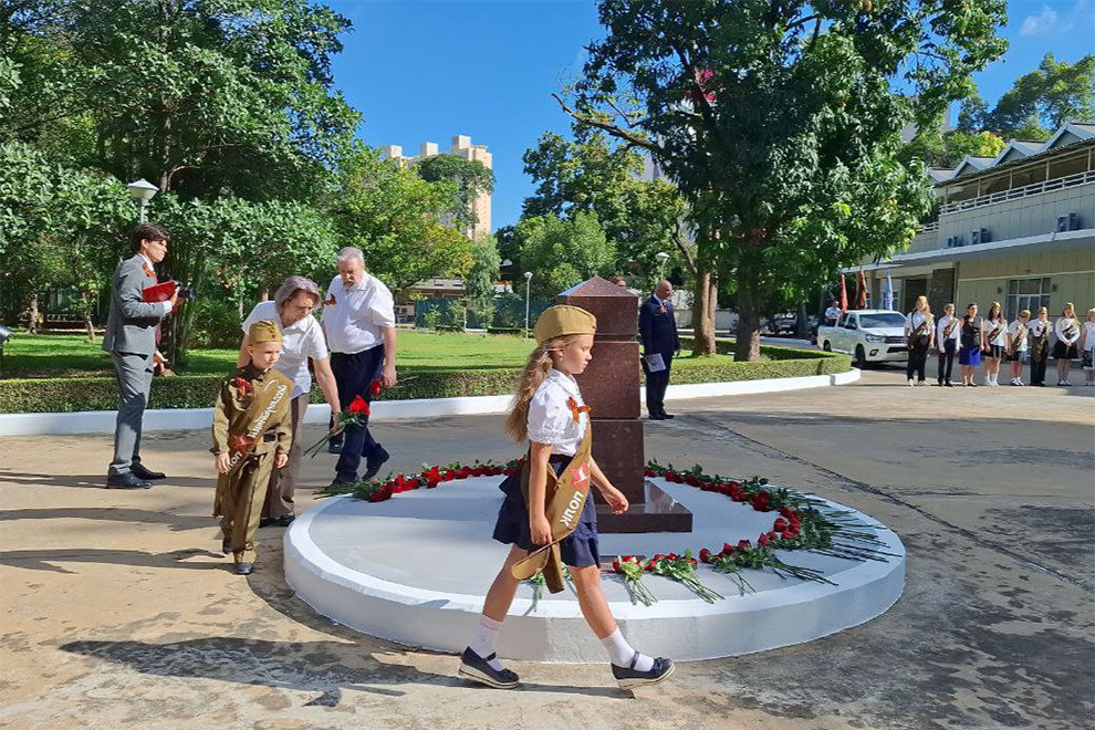 Russians – young and old – lay flowers and wreathes on a memorial to the heroes of the Second World War. Phak Seangly