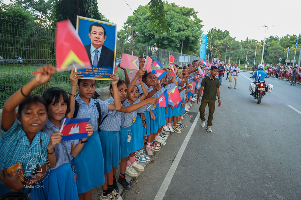 School children line the streets to welcome Hun Sen to Timor-Leste. Timor-Leste government