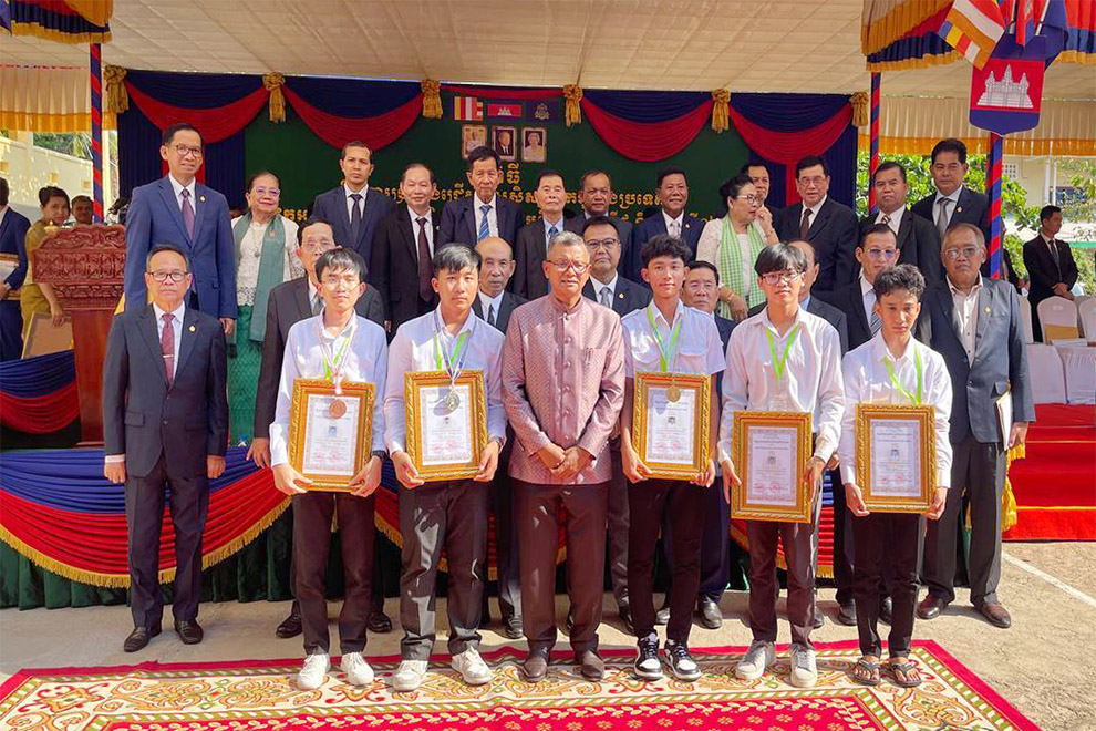 Education minister Hang Chuon Naron presents awards to the Kingdom’s top 30 Khmer literature, mathematics and physics students in grades 9 and 12 on April 30. Supplied