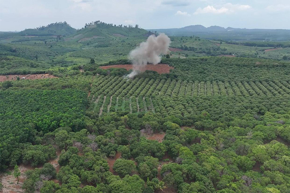 The 120 cluster munitions were likely all from a single CBU-25/A bomb, dropped from a US aircraft. CMAC