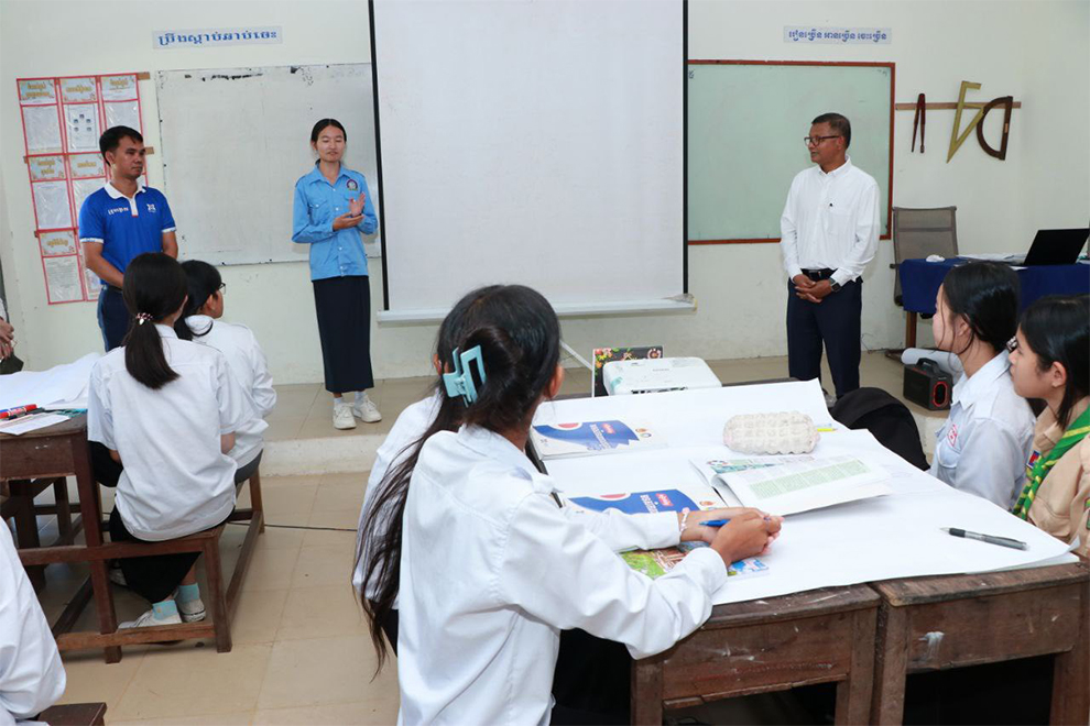 Education minister Hang Chuon Naron visited the General and Technological High School in Sihanoukville on May 8, to observe the implementation of the programme. Supplied