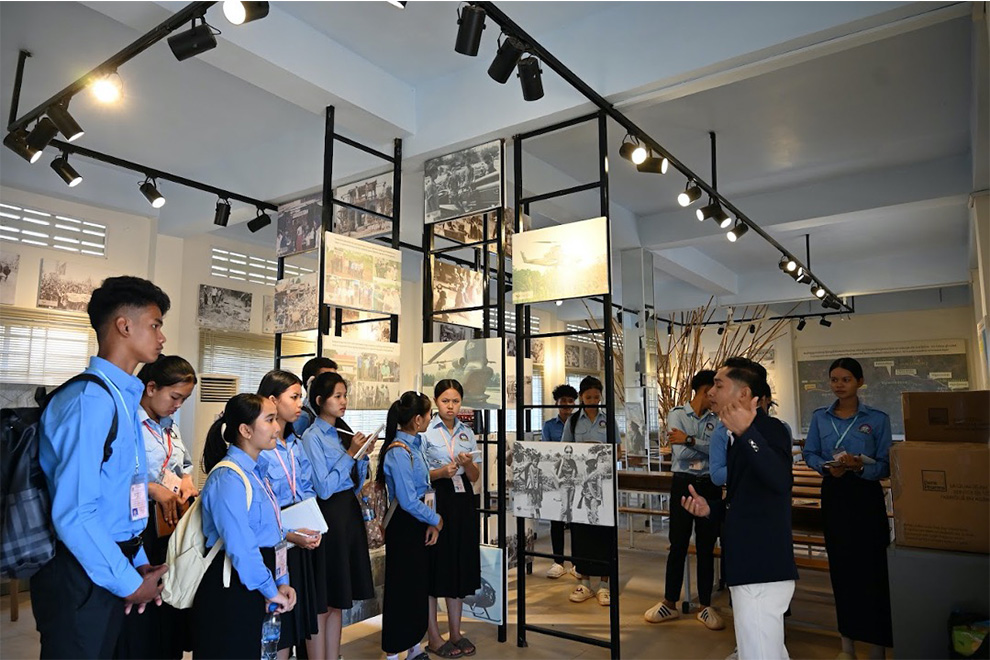 Students from Bun Rany Hun Sen High School visit a photographic exhibition at the Koh Thma Documentation Center. DC-Cam