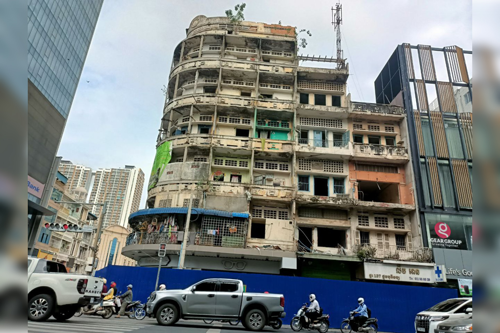 Laundry can still be seen on at least one balcony as the authorities barricade the building. Phak Seangly