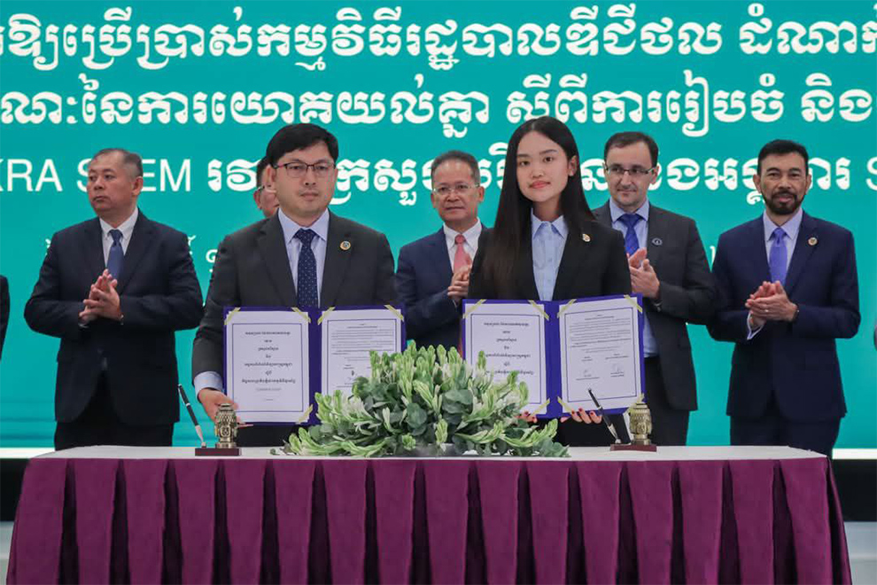 A memorandum of understanding (MoU) on the app’s development was signed by Mao Soveng, ministry secretary of state (left), and Nithijounie Dene Eang, executive director of STEM Cambodia. Environment ministry