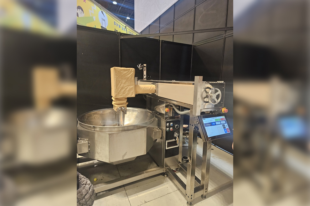 An automatic stirrer developed by local foodtech startup People’s League. PHOTO: THE KOREA HERALD