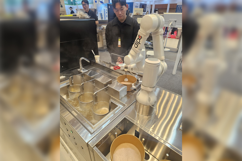 A noodle-cooking robot developed by commercial kitchen appliances company Dipo automatically places noodles into a boiler, takes them out and serves them in a bowl. PHOTO: THE KOREA HERALD