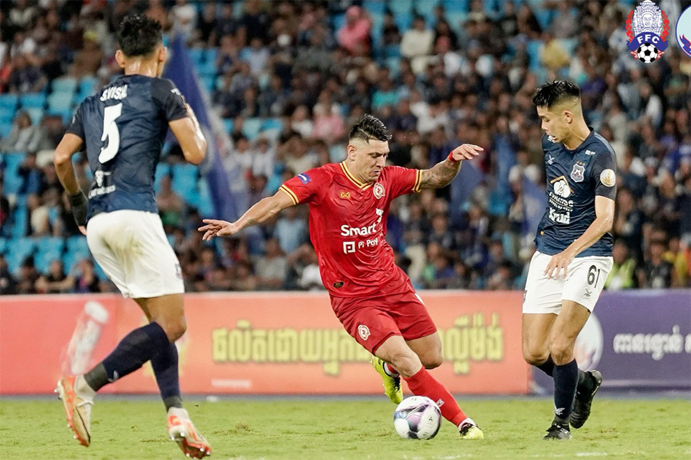The final of the 2025 Hun Sen Cup between Phnom Penh Crown (in red) and Preah Khan Reach Svay Rieng took place at Morodok Techo National Stadium on Sunday night. Hun Sen Cup