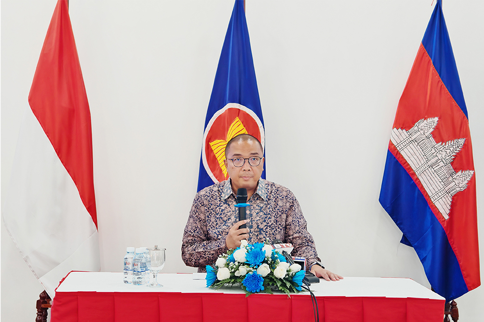Indonesian ambassador to Cambodia Santo Darmosumarto addresses the media during a briefing, held at the Indonesian embassy today, May 28. Hong Raksmey