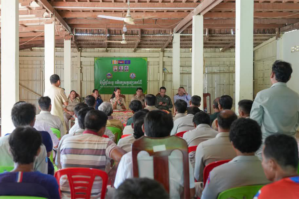Agriculture ministry undersecretary of state Im Rachna and Mok Ponlok, director of the Fisheries Administration (FiA) Cantonment in Kratie province, address a meeting with river guards. Agriculture ministry