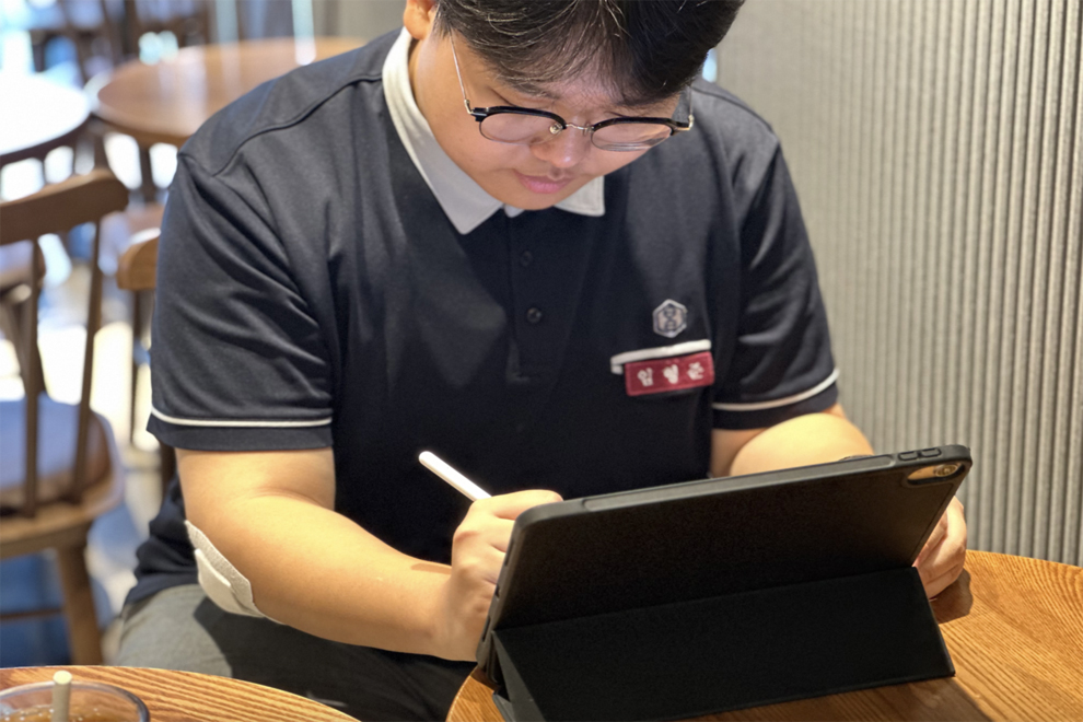 Lim Hyung-joon, 18, a student at Inchang High School, works on a school project during an interview with The Korea Herald at a cafe in Seodaemun-gu, Seoul, on Tuesday. PHOTO: THE KOREA HERALD