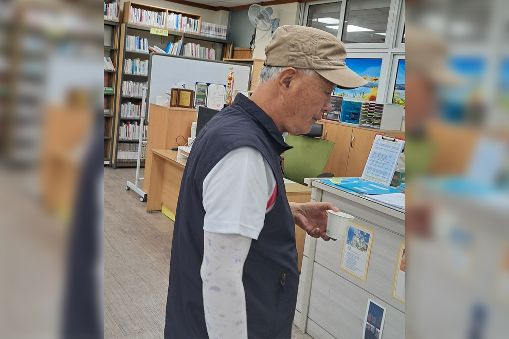 Song Dae-gun, a retiree in his 80s, visits a local library in Busan, Monday. PHOTO: THE KOREA HERALD