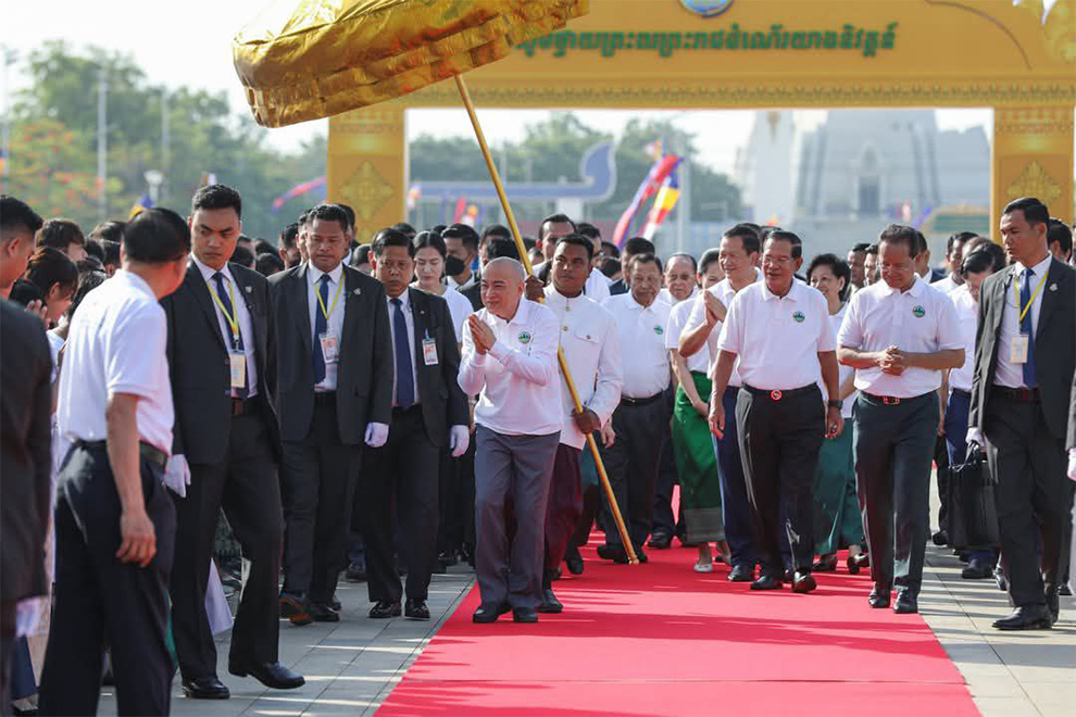 King Norodom Sihamoni greets members of the public as he arrives at the Environment Day celebrations on June 5. Environment ministry