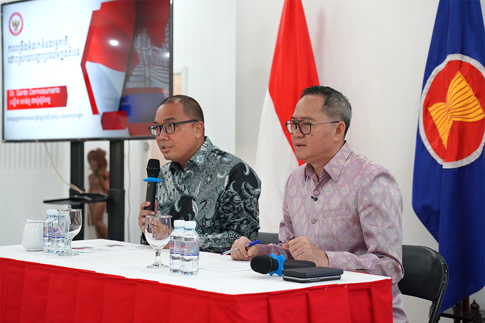 Indonesian ambassador Santo Darmosumarto and Puy Kea, president of the Club of Cambodian Journalists (CCJ) at June 4 press conference. Hong Raksmey