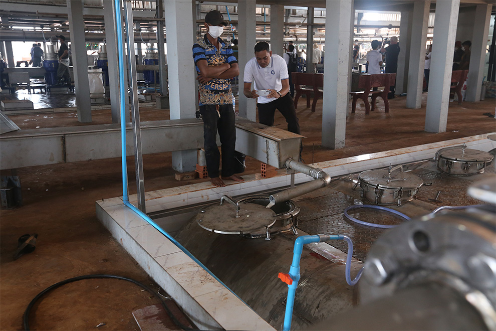 The flow of rubber is inspected carefully at each step of the process. Hong Raksmey