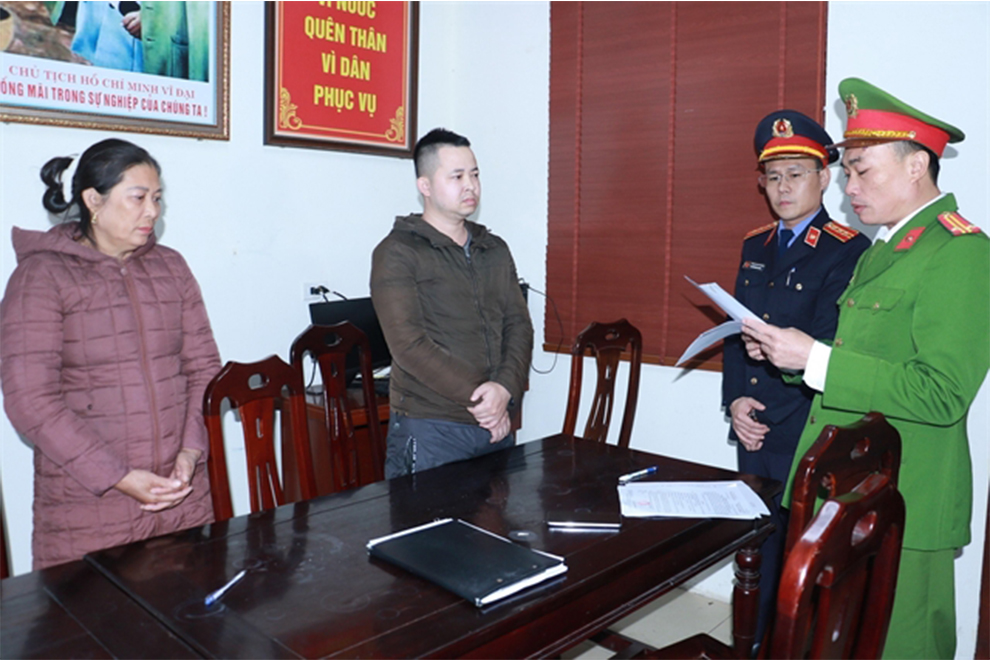 Police read the arrest warrant to Ho Van Manh and Tran Thi Ngoc. PHOTO: VNA/VIET NAM NEWS