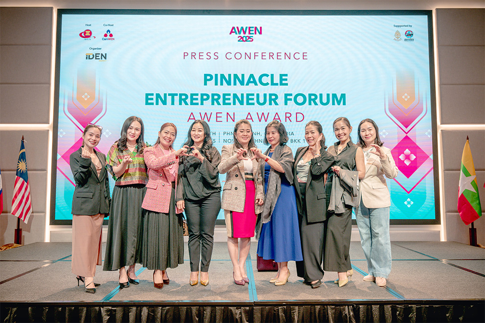 Women entrepreneurs participating in the press conference take photos with the chairwomen. Supplied