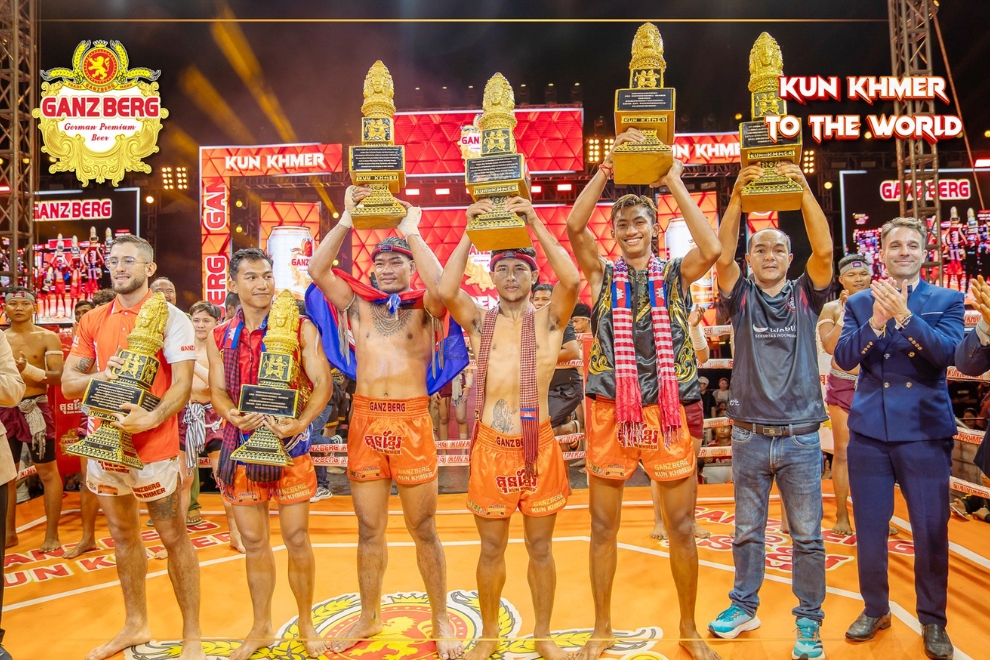 The winning fighters were ecstatic with their Golden Boy trophies, which carried great symbolism. Ganzberg