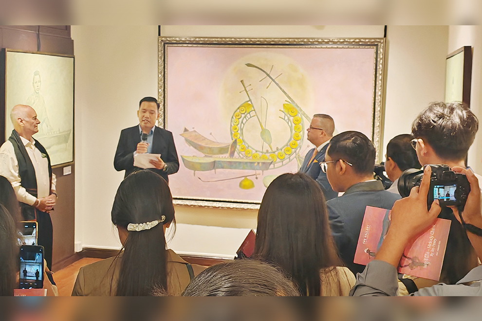 Traditional music was performed during the inauguration exhibition. Hong Raksmey