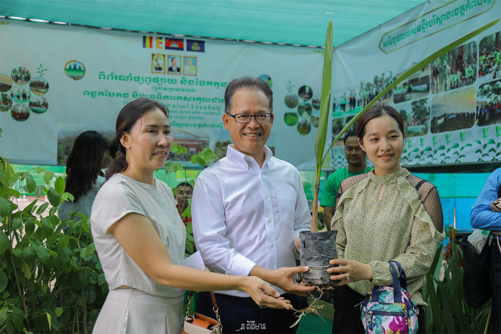 Environment minister Eang Sophalleth distributes sugar palm saplings to members of the public during a 2024 event. Environment ministry