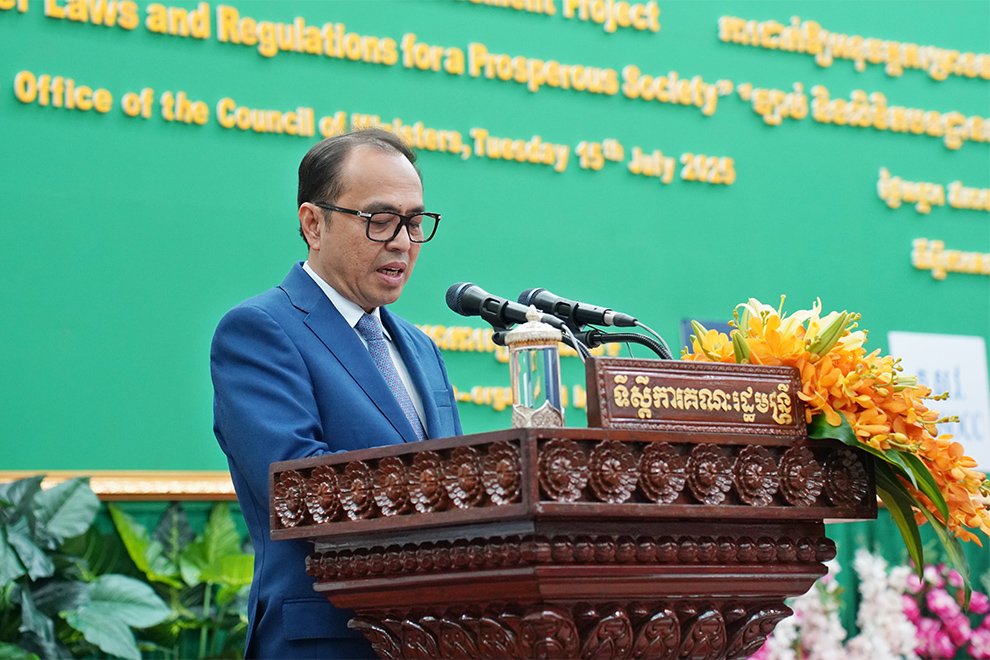 Vongsey Vissoth, minister in charge of the Council of Ministers, delivers the keynote address at the workshop. Hong Raksmey