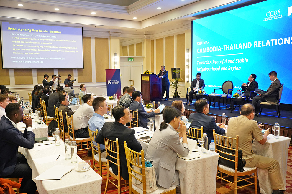 Pou Sothirak, senior advisor at the CCRS, delivered a presentation on historical conflicts between the two neighbouring Kingdoms. Hong Raksmey