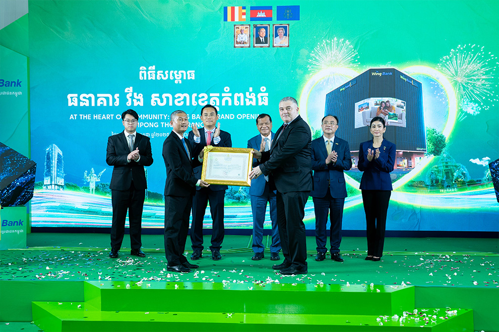Dr. Dmytro Kolechko (right), CEO of Wing Bank, noted that each new branch is a ‘bridge to opportunity’, connecting people and communities to a brighter future. Supplied