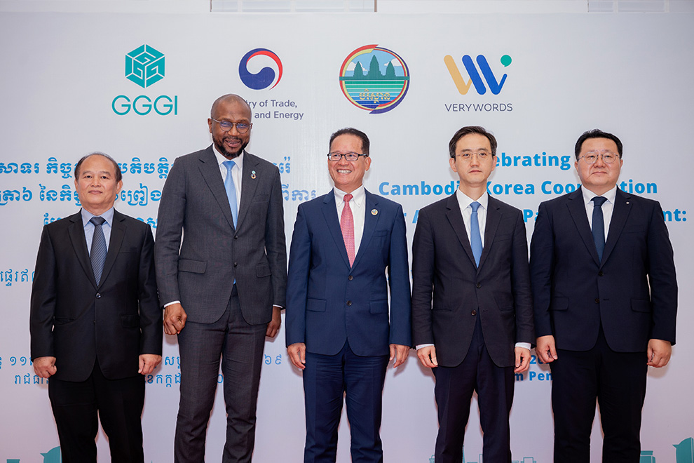 The bold initiative is the Kingdom’s first carbon project under Article 6 of the Paris Agreement, and saw the transfer of the first of 8,000 Verywords e-scooters to the Cambodian government. Supplied