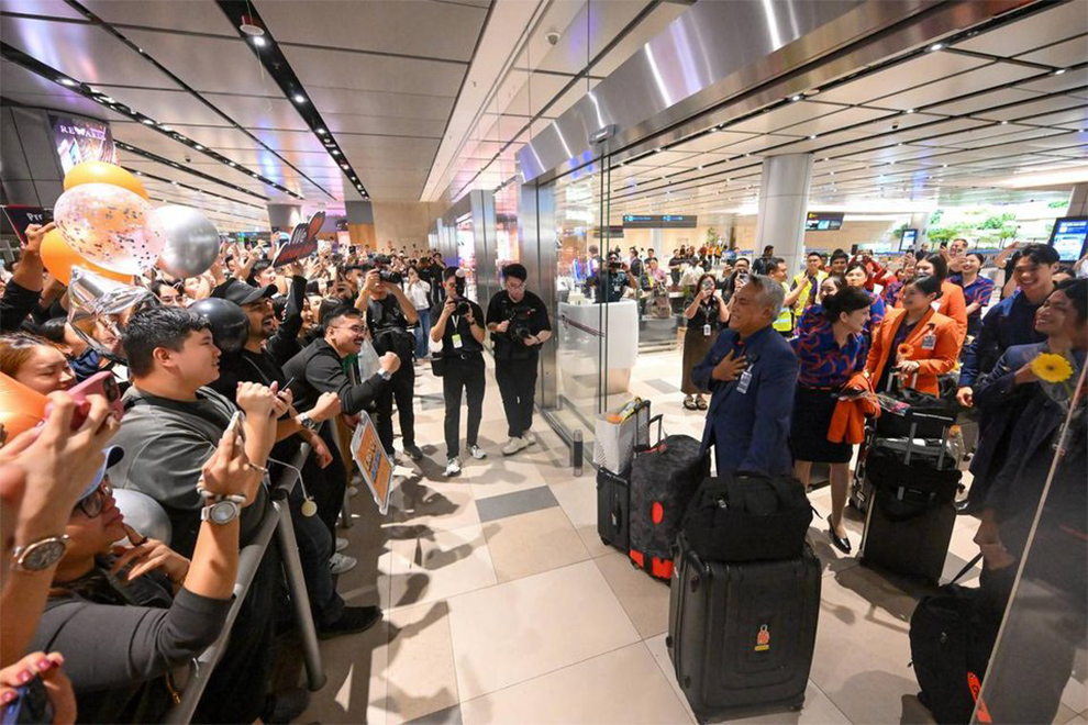 Jetstar Asia customer service manager Norazman Sapiie being greeted by a crowd that came to welcome the crew and passengers at Changi Airport Terminal 4. PHOTO: THE STRAITS TIMES