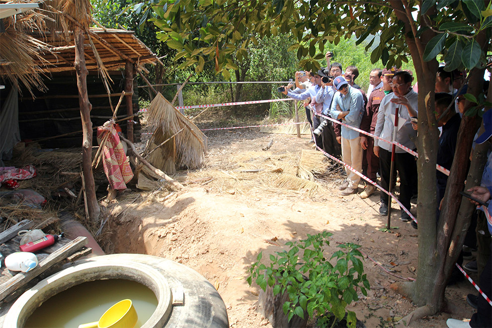 A delegation of ambassadors and representatives from 22 countries and four international NGOs observed an unexploded MK-84 bomb dropped by a Thai F-16 in Thma Doun Village, Kork Mon Commune, Banteay Ampil District, Oddar Meanchey Province. Hong Raksmey