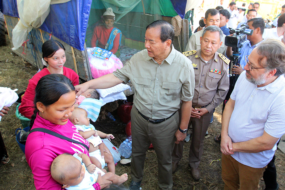 Foreign minister Prak Sokhonn meets with refugees evacuated from Anlong Veng District in Oddar Meanchey at Soutr Nikom District in Siem Reap. Hong Raksmey