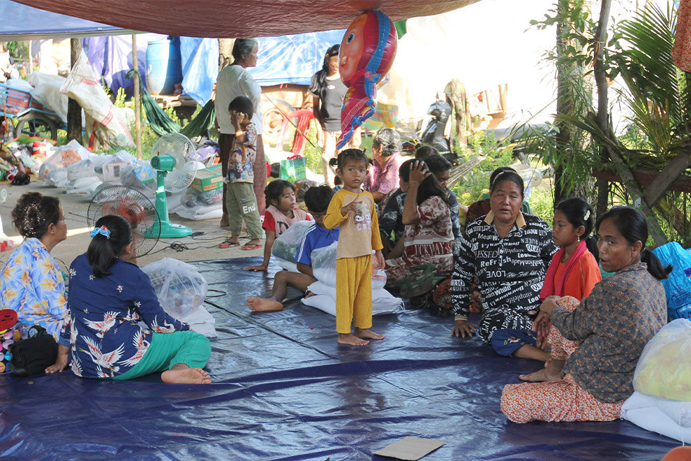 total of 1,016 families, comprising more than 3,000 people, were evacuated from Anlong Veng in Oddar Meanchey to a safe site in Siem Reap. Hong Raksmey