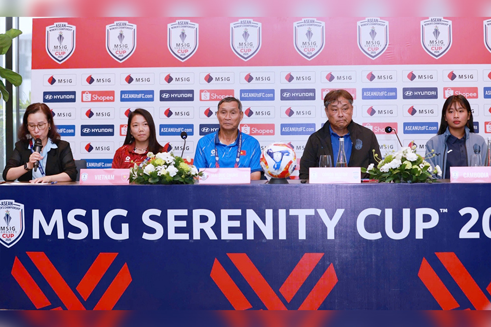 Head coach Koji Gyotoku and the captain of the Cambodian women's team (right) appear at an August 5 press conference with their Vietnamese opponents, who they will meet tonight. Supplied