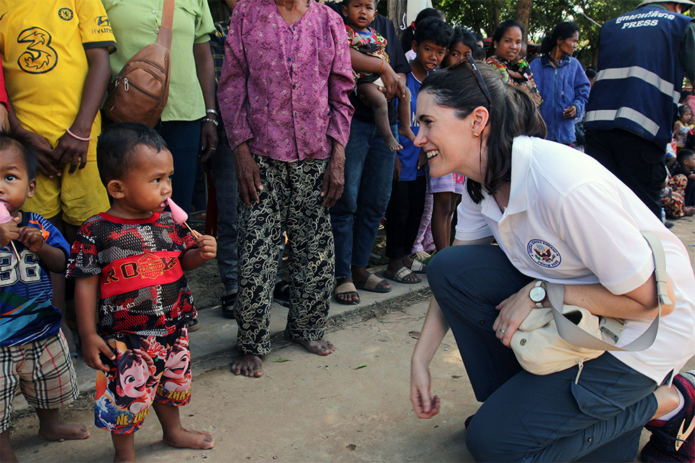 A US official plays with children at Wat Prasat Banteay Srei. Hong Raksmey
