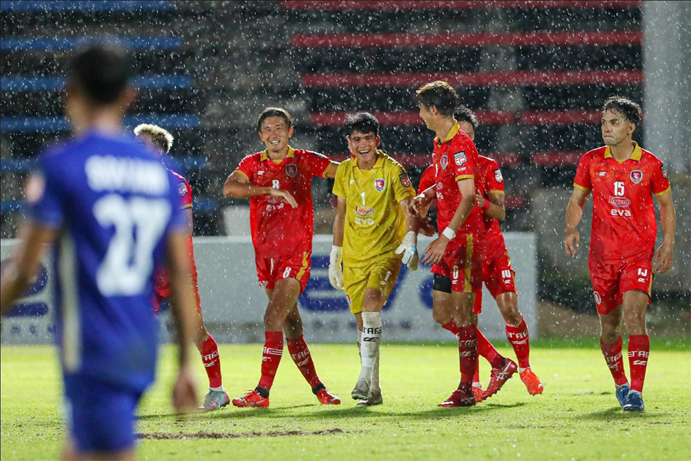 Visakha FC (in blue) tasted an unexpected defeat at the hands of the Army club, blowing a 1-0 lead to go down 2-1. CPL
