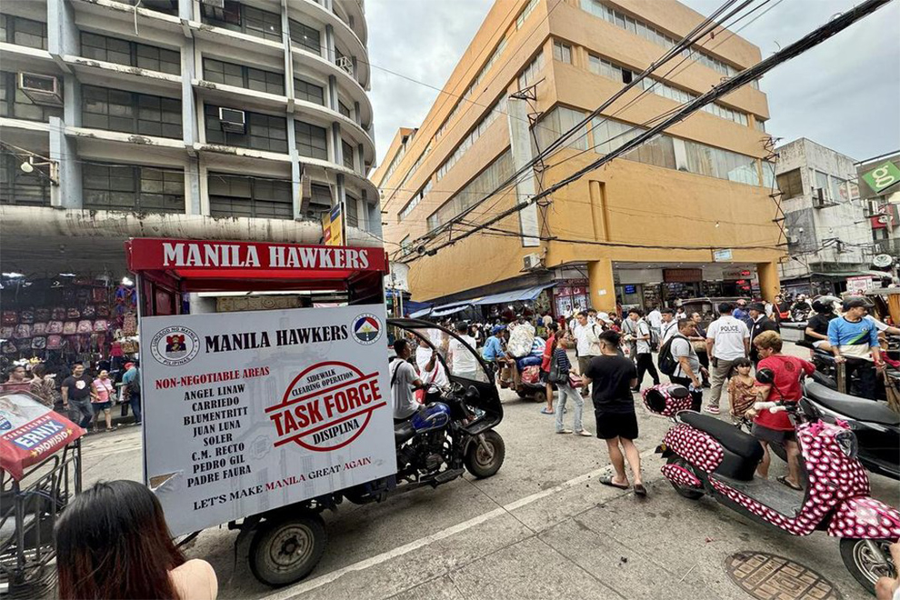 City hall officials from Manila’s Hawkers Department going around crowded streets to ensure vendors are not blocking the path for pedestrians and vehicles. PHOTO: THE STRAITS TIMES