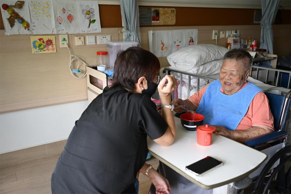 Madam Mary Ong and her siblings take turns to deliver food to their mother. PHOTO: THE STRAITS TIMES