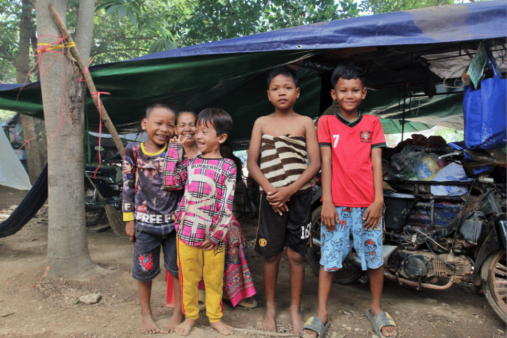 At the Wat Phnom Thma Kambor sanctuary, the grandchildren of Nhay Suy, from Ampil village, near the Chub Korki border gate, showed their excitement at the news they could soon return home. Hong Raksmey