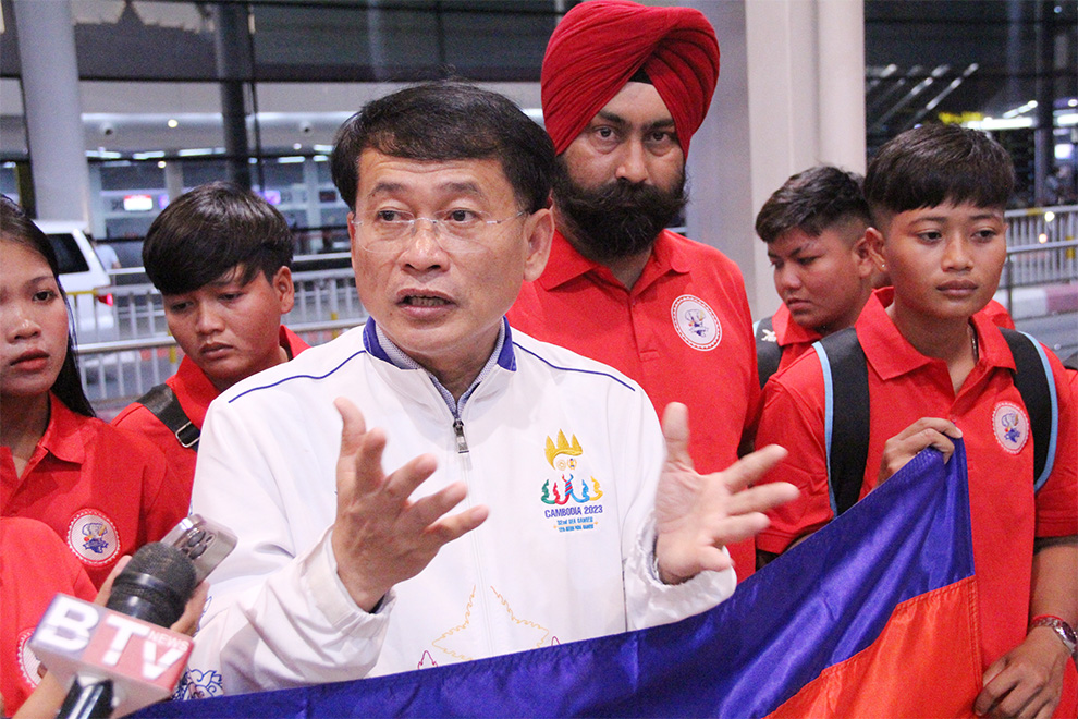 Nou Sophal, the cricket federation’s secretary-general, and coach Nirmaljit Singh speak to the media at Phnom Penh International Airport. Chhorn Norn