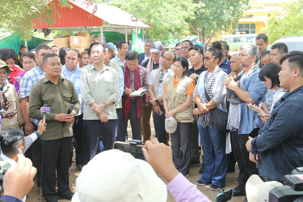 Met Measpheakdey, spokesperson for the Oddar Meanchey provincial administration, speaks to international NGO representatives as they visit a sanctuary. Hong Raksmey