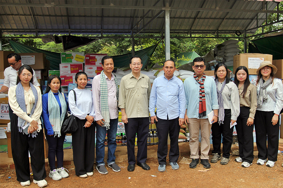 On August 11, ambassador Ry and Meas Kim Heng, secretary of state at the foreign ministry, led a delegation on a field visit to displacement camps in Banteay Ampil district, Oddar Meanchey province, and Srey Snam district, Siem Reap province. Hong Raksmey
