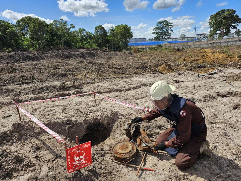 CMAC forces inspect an unexploded MK-84 bomb dropped by a Thai F-16 in Thma Doun village, Banteay Ampil district, Oddar Meanchey province. CMAC