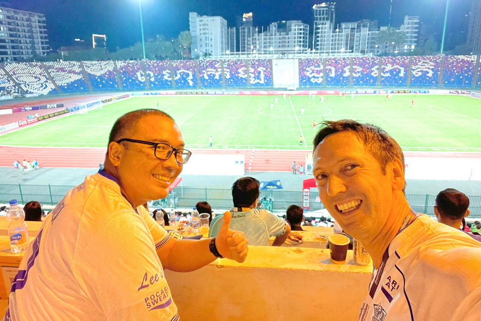 British ambassador Dominic Williams (right) and his Indonesian counterpart Santo Darmosumarto attended the Crown-Boeung Ket match. Dominic Williams