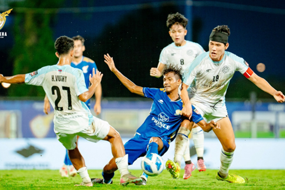 Hosts Visakha (in blue) welcomed Preah Sihanouk’s Life FC on Sunday, staging a classic comeback to take the match 3-2. Visakha