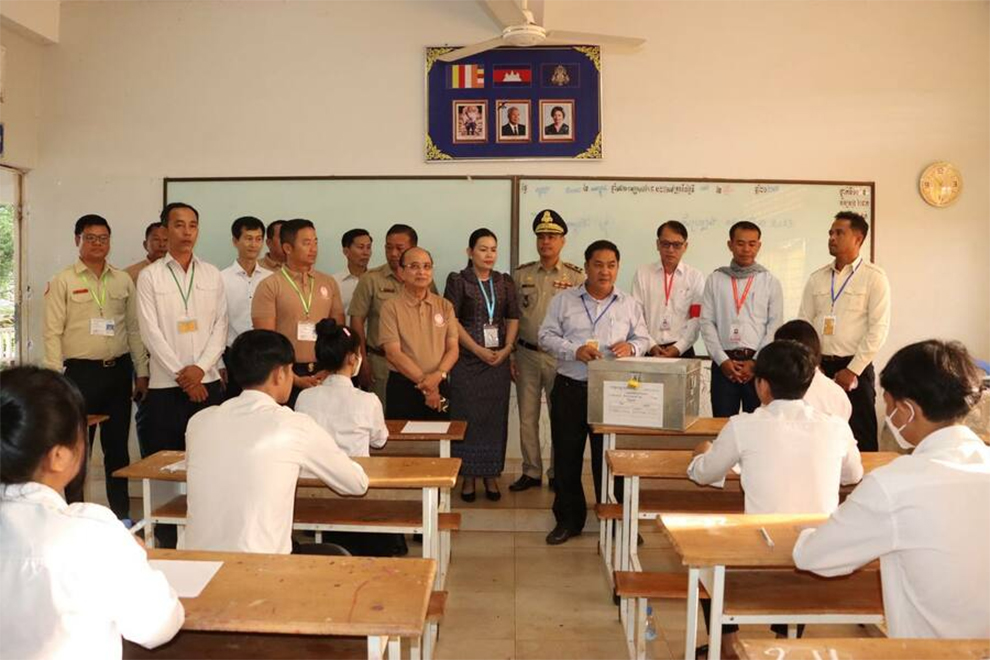 An Anti-Corruption Unit (ACU) official opens an examination envelope in front of the candidates. Information ministry