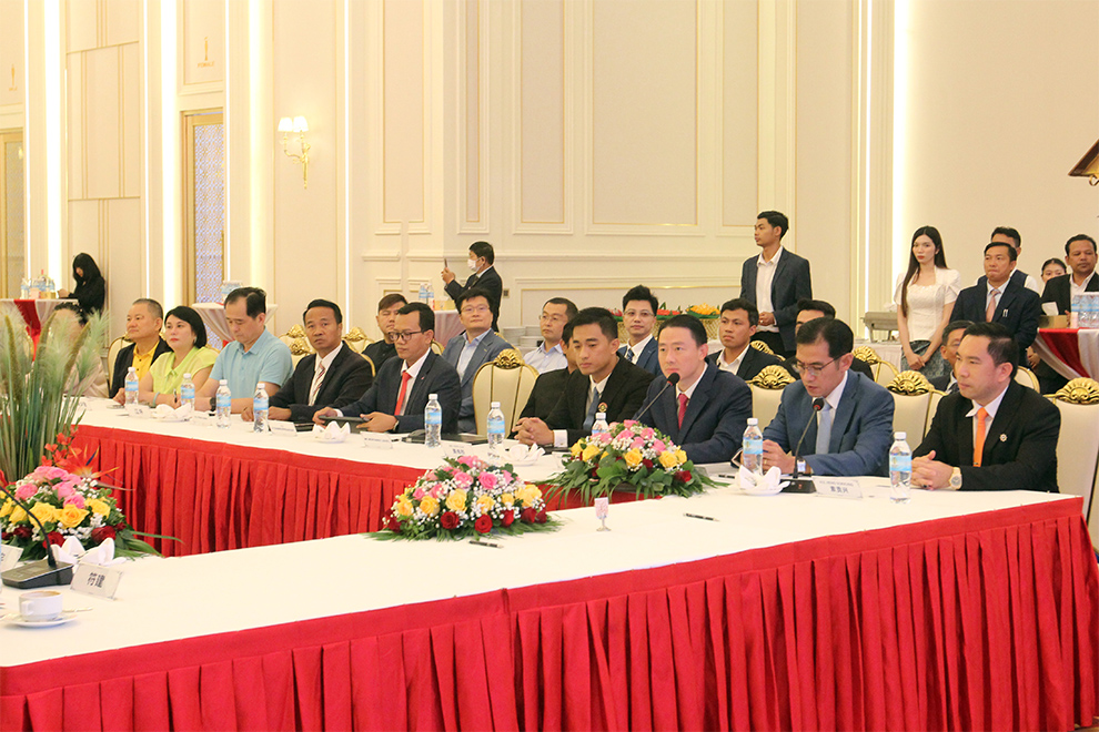 Heng Sokkung (right), secretary of state at the industry ministry, Lim Visal (second right), CDC deputy secretary-general, Seng Nhak, president of the Kampong Speu Premier Special Economic Zone, and Seng Leap, vice-president of the zone, attend the ceremony. Supplied