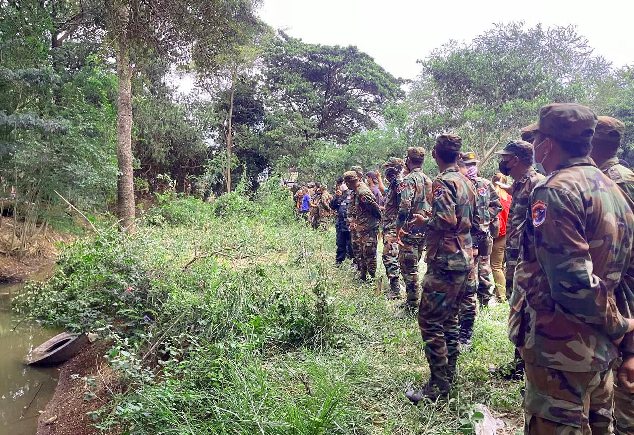 Cambodian forces stand guard to prevent Thai forces laying out barbed wire. Supplied