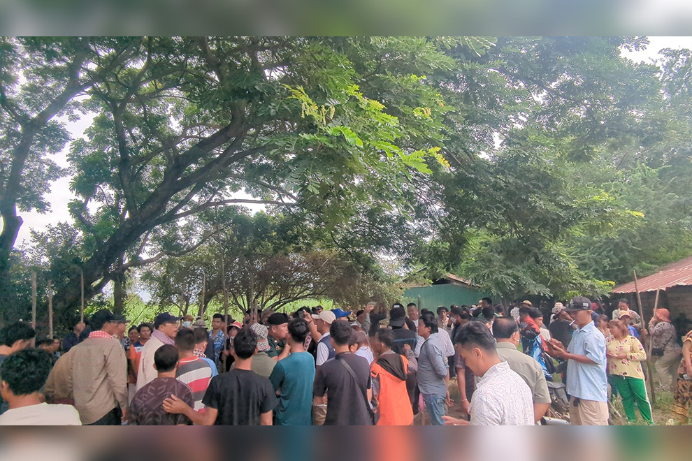 Cambodian villagers confront Thai forces and push them back into their own territory. Supplied