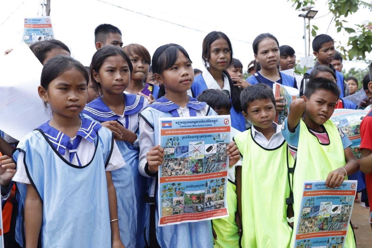They distributed information sheets about unexploded ordnance during their August 27 visit. CMAA